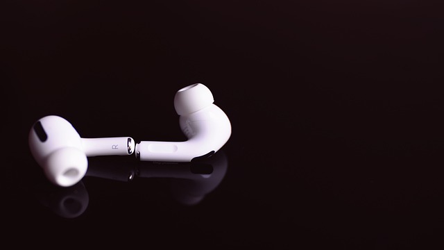 Read more about the article Breaking the Earbud Addiction: Prioritizing Health and Safety in the Tech Era